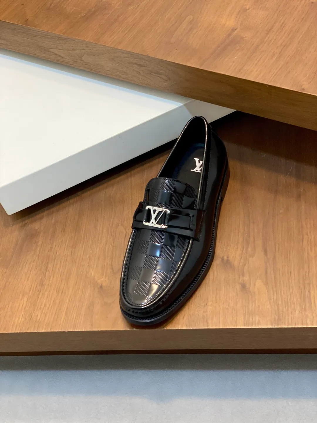 💰920 LV GLOVE slip-on loafers, top quality products produced in Guangzhou, ready for sale! These LV Glove loafers are made of selected soft crystal sheep leather. The leather surface has a slightly wrinkled texture and a very high-end texture. Each pair is unique. The leather surface is light and soft, with a delicate texture and good luster. It is a classic loafer style, with exquisite handmade mark stitching on the toe, and a square toe configuration to highlight the classic style. The horizontal band has hot-printed LV three-dimensional letters, semi-solid handcrafts and a genuine leather outsole, and a rubber patch on the heel to create wear-resistant performance and comfort. One of the must-have loafers for men! Comes with full original packaging! Code number: 39-40-41-42-43-44 (45 customized) standard leather shoe code